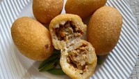 Selain singkong goreng, kamu bisa bikin camilan singkong gurih berupa combro yang renyah empuk. Adonan singkong gurih ini diberi isian oncom yang gurih enak. Tak sulit membuatnya, segera lihat resep combro di sini. Foto: detikfood 