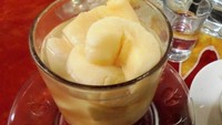 Ini dia resep singkong yang tak kalah enak. Wedang tape singkong dengan pelengkap aneka kacang, roti, dan kolang-kaling. Pelengkapnya adalah air jahe yang bikin badan hangat. Yuk bikin sendiri wedang tape singkong dengan melihat resep ini. Foto: iStock