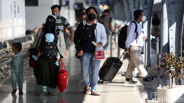 Pemudik menaiki kereta KA Gumarang di Stasiun Pasar Senen, Sabtu (23/4/2022). Di Stasiun Pasar Senen, PT KAI mencatat ada kenaikan jumlah penumpang pada sembilan hari (H-9) sebelum Idul Fitri 1443 H ini. Dalam sehari, ada lonjakan jumlah 2.200 orang penumpang.