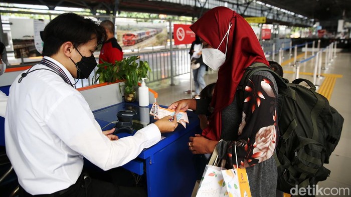 Pemudik menaiki kereta KA Gumarang di Stasiun Pasar Senen, Sabtu (23/4/2022). Di Stasiun Pasar Senen, PT KAI mencatat ada kenaikan jumlah penumpang pada sembilan hari (H-9) sebelum Idul Fitri 1443 H ini. Dalam sehari, ada lonjakan jumlah 2.200 orang penumpang.