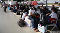 Mereka memenuhi ruang tunggu guna menunggu kedatangan kereta api.