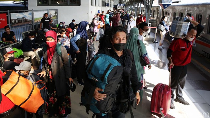 Pemudik menaiki kereta KA Gumarang di Stasiun Pasar Senen, Sabtu (23/4/2022). Di Stasiun Pasar Senen, PT KAI mencatat ada kenaikan jumlah penumpang pada sembilan hari (H-9) sebelum Idul Fitri 1443 H ini. Dalam sehari, ada lonjakan jumlah 2.200 orang penumpang.