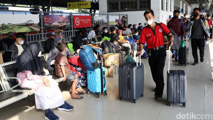 11 Ribu Orang Mudik Melalui Stasiun Pasar Senen Pemudik menaiki kereta KA Gumarang di Stasiun Pasar Senen, Sabtu (23/4/2022). Di Stasiun Pasar Senen, PT KAI mencatat ada kenaikan jumlah penumpang pada sembilan hari (H-9) sebelum Idul Fitri 1443 H ini. Dalam sehari, ada lonjakan jumlah 2.200 orang penumpang.