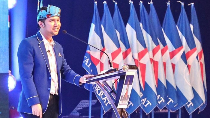 AHY, Khofifah dan Emil Dardak Ada di Satu Panggung, Ngapain? Ketum DPP Partai Demokrat AHY menyambangi Jawa Timur untuk melakukan safari politiknya. Ia pun melantik kader-kader muda Demokrat di Kota Pahlawan.
Kepengurusan DPD Partai Demokrat Jawa Timur kini ada di bawah kepemimpinan Emil Elestianto Dardak yang juga Wakil Gubernur Jawa Timur saat ini. Kepengurusannya diwarnai wajah baru dan tokoh-tokoh muda.