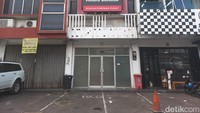 Aneh tapi nyata, bukan pelang nama Partai Mahasiswa Indonesia yang tertera di gedung ini melainkan nama partai lain, yakni Partai Pandu Bangsa.