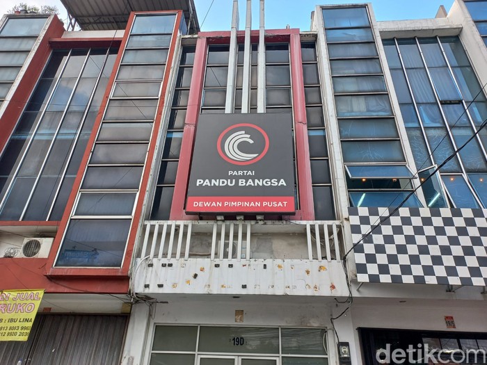 Alamat markas Partai Mahasiswa Indonesia yang kini terdapat papan nama Partai Pandu Bangsa, 23 April 2022. (Anggi Muliawati/detikcom)