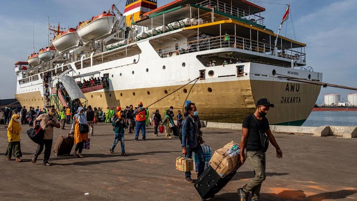 Angkut Ribuan Pemudik, KM Awu Tiba di Tanjung Emas Semarang Sejumlah penumpang Kapal Motor (KM) Awu asal Kumai, Kalimantan Tengah menuruni tangga kapal setibanya di dermaga Terminal Penumpang Tanjung Emas Semarang, Jawa Tengah, Sabtu (23/4/2022). PT Pelayaran Nasional Indonesia (Persero) secara nasional memprediksi penumpang kapal pada musim mudik Lebaran 2022 akan mencapai 417.676 orang selama periode H-15 hingga H+15 Lebaran, atau melonjak 133 persen dibandingkan jumlah realisasi penumpang pada periode yang sama pada tahun 2021. ANTARA FOTO/Aji Styawan/rwa.