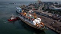 Sebuah kapal tunda mendorong Kapal Motor (KM) Awu asal Kumai, Kalimantan Tengah untuk bersandar di dermaga Terminal Penumpang Tanjung Emas Semarang, Jawa Tengah, Sabtu (23/4/2022).