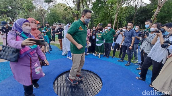 Gubernur Anies Baswedan mencoba trampolin di Tebet Eco Park di sela-sela peresmian taman di Jaksel itu pada Sabtu (23/4).  (Wildan-detikcom)
