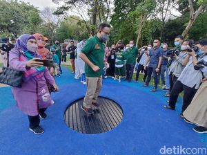 Anies Jajal Trampolin-Alat Olahraga Saat Resmikan Tebet Eco Park