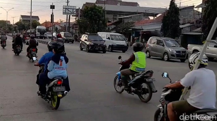 Arus lalu lintas di pantura, Brebes, Sabtu (23/4/2022).