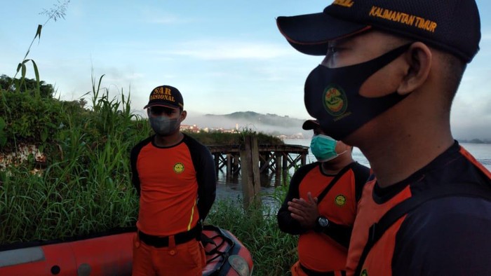 Basarnas saat pencarian bocah tenggelam dan hilang usai nekat melompat di Sungai Mahakam (Dok. Istimewa)