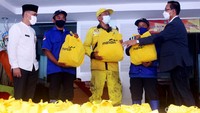 Sebanyak 500 paket sembako dibagikan masyarakat kurang mampu dan penerima yang dianggap layak lainnya. 