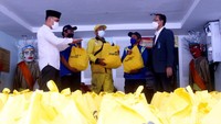 Secara keseluruhan, Bank Mandiri pada bulan suci Ramadan 1443 H ini menyalurkan total 100.000 paket sembako secara bertahap dan menyebar kepada masyarakat di sekitar kantor utama dan wilayah perseroan di Seluruh Indonesia.