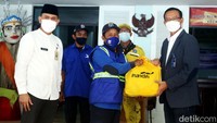 Direktur Jaringan & Retail Banking Bank Mandiri Aquarius Rudianto dan Camat Tebet Dyan Airlangga menyerahkan paket sembako Ramadan kepada petugas kebersihan di Kecamatan Tebet, Jakarta Selatan.