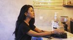 Cantiknya Adinda Azani Saat Ngemil Dessert dan Bersantai di Coffee Shop