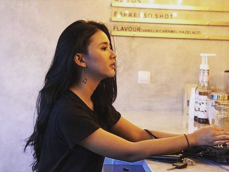 Cantiknya Adinda Azani Saat Ngemil Dessert dan Bersantai di Coffee Shop