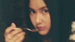 Cantiknya Adinda Azani Saat Ngemil Dessert dan Bersantai di Coffee Shop