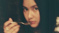 Meski fotonya blur, kecantikan Adinda Azani tetap terpancar saat sedang ngemil dessert. Ada yang bisa tebak dessert favoritnya?