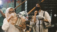 Rayakan ulang tahun dengan sang ibu, keduanya pilih makan bersama di sebuah restoran. Di sana mereka sudah ditunggu dan disambut oleh orang-orang tersayang.