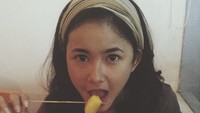 Lewat Instagram, wanita 28 tahun ini kerap memamerkan aktivitas serunya. Salah satunya ketika kulineran. Gapeduli muka jelek yang penting makan haha, tulisnya di keterangan foto.