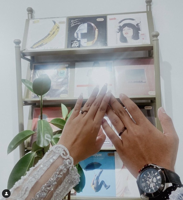 Cantiknya Adinda Azani Saat Ngemil Dessert dan Santai di Coffee Shop