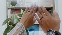 Di Instagram, Adinda Azani mengumumkan dirinya sudah dilamar Armand Zachary. Ia mengatakan momen ini adalah kado ulang tahun terbaik dalam hidupnya.