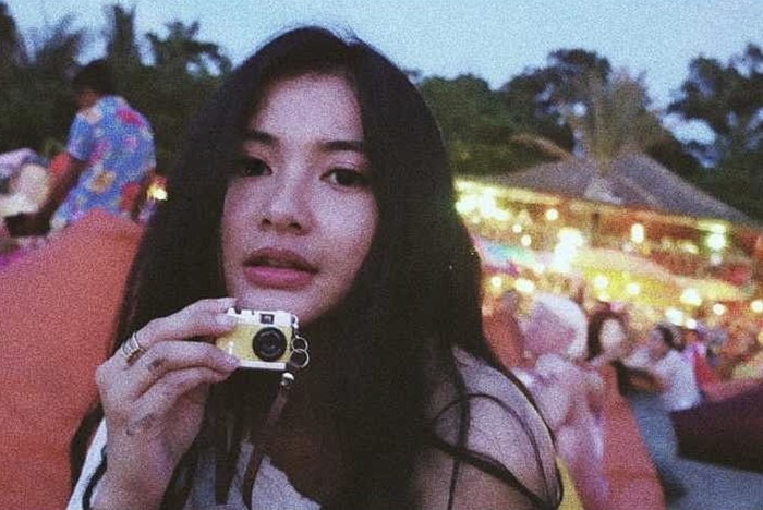 Cantiknya Adinda Azani Saat Ngemil Dessert dan Santai di Coffee Shop Cantiknya Adinda Azani Saat Ngemil Dessert dan Santai di Coffee Shop
