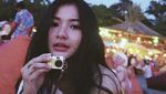 Cantiknya Adinda Azani Saat Ngemil Dessert dan Bersantai di Coffee Shop