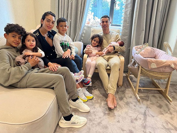 Cristiano Ronaldo gendong putri kembarnya Cristiano Ronaldo gendong putri kembarnya