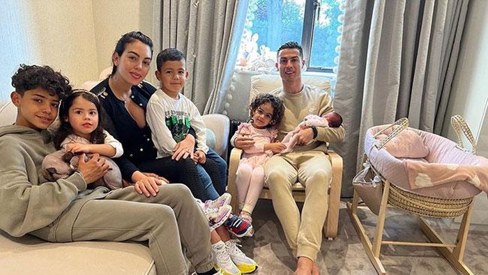 Cristiano Ronaldo gendong putri kembarnya