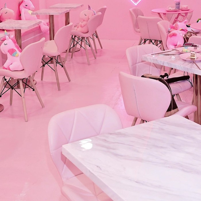 Cute! Kafe Serba Pink Ini Ajak Pengunjung Ngopi Sambil Berenang di Kolam Unicorn Cute! Kafe Serba Pink Ini Ajak Pengunjung Ngopi Sambil Berenang di Kolam Unicorn