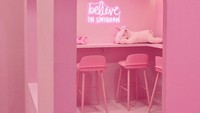 Kafe ini terdiri dari beberapa ruangan kecil yang menggemaskan. Intip saja nih ruangan ngopi yang dihiasi dengan neon lights dan boneka Unicorn. Foto: Instagram @uniqorn.tw