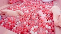 Nah, di sini pengunjung bisa bebas berenang di dalam kolam bola ditemani Unicorn. Kolam ini jadi spot Instagrammable yang paling hits di kafe ini. Foto: Instagram @uniqorn.tw