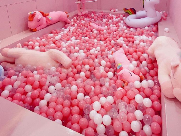 Cute! Kafe Serba Pink Ini Ajak Pengunjung Ngopi Sambil Berenang di Kolam Unicorn