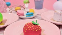 Tak hanya interiornya saja yang keren dan menarik, aneka kue yang disajikan juga tak kalah menggemaskan. Semuanya dibentuk menyerupai buah hingga bola cantik. Foto: Instagram @uniqorn.tw