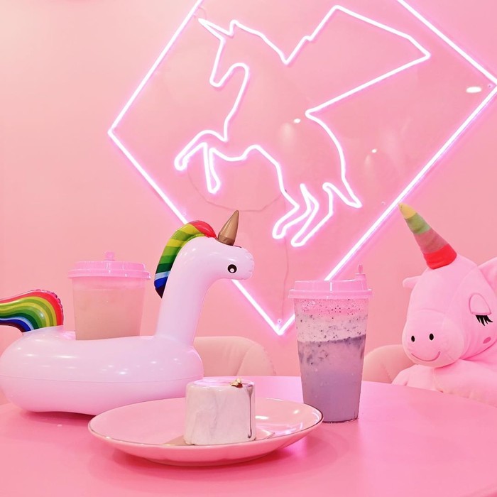 Cute! Kafe Serba Pink Ini Ajak Pengunjung Ngopi Sambil Berenang di Kolam Unicorn Cute! Kafe Serba Pink Ini Ajak Pengunjung Ngopi Sambil Berenang di Kolam Unicorn