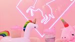 Cute! Kafe Serba Pink Ini Ajak Pengunjung Ngopi Sambil Berenang di Kolam Unicorn