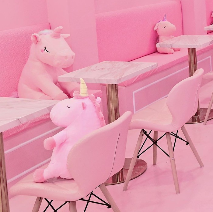 Cute! Kafe Serba Pink Ini Ajak Pengunjung Ngopi Sambil Berenang di Kolam Unicorn Cute! Kafe Serba Pink Ini Ajak Pengunjung Ngopi Sambil Berenang di Kolam Unicorn