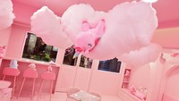 Di bagian atap kafe, pengunjung akan disambut dengan hiasan awan berwarna merah muda. Tentunya dengan beberapa boneka Unicorn yang seakan tengah terbang di sana. Foto: Instagram @uniqorn.tw