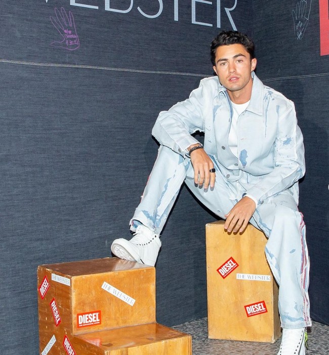 Darren Barnet merupakan aktor asal Amerika Serikat yang memerankan Paxton Hall-Yoshida dalam serial Netflix ‘Never Have I Ever’. Foto: Instagram/@darrenbarnet