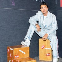 Darren Barnet merupakan aktor asal Amerika Serikat yang memerankan Paxton Hall-Yoshida dalam serial Netflix ‘Never Have I Ever’. Foto: Instagram/@darrenbarnet