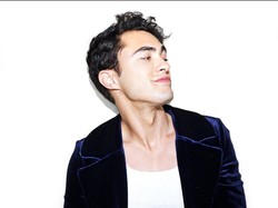 9 Potret Model Pria Pertama Victorias Secret untuk Koleksi Gender Free