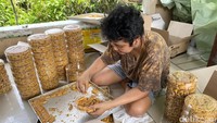 Dewi Cake telah memiliki puluhan reseller yang tersebar di Jakarta, Tangerang, hingga Jepang. Tak heran kalau industri kue kering ini meraup omet hinga Rp 300 juta. Foto: detikFood/Yenny Mustika Sari