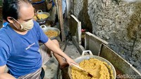Tak hanya karwayan ibu-ibu, tapi ada juga bapak-bapak. Seperti yang bertugas membuat selai nanas berikut ini. Foto: detikFood/Yenny Mustika Sari