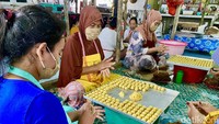 Begini proses pembuatan kue kering Dewi Cake. Karyawannya dari tetangga dan warga Tangerang sekitar. Foto: detikFood/Yenny Mustika Sari