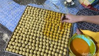 Seperti ini proses pembuatan nastar yang menjadi andalan dari Dewi Cake. Proses membuatny masih homemade. Foto: detikFood/Yenny Mustika Sari