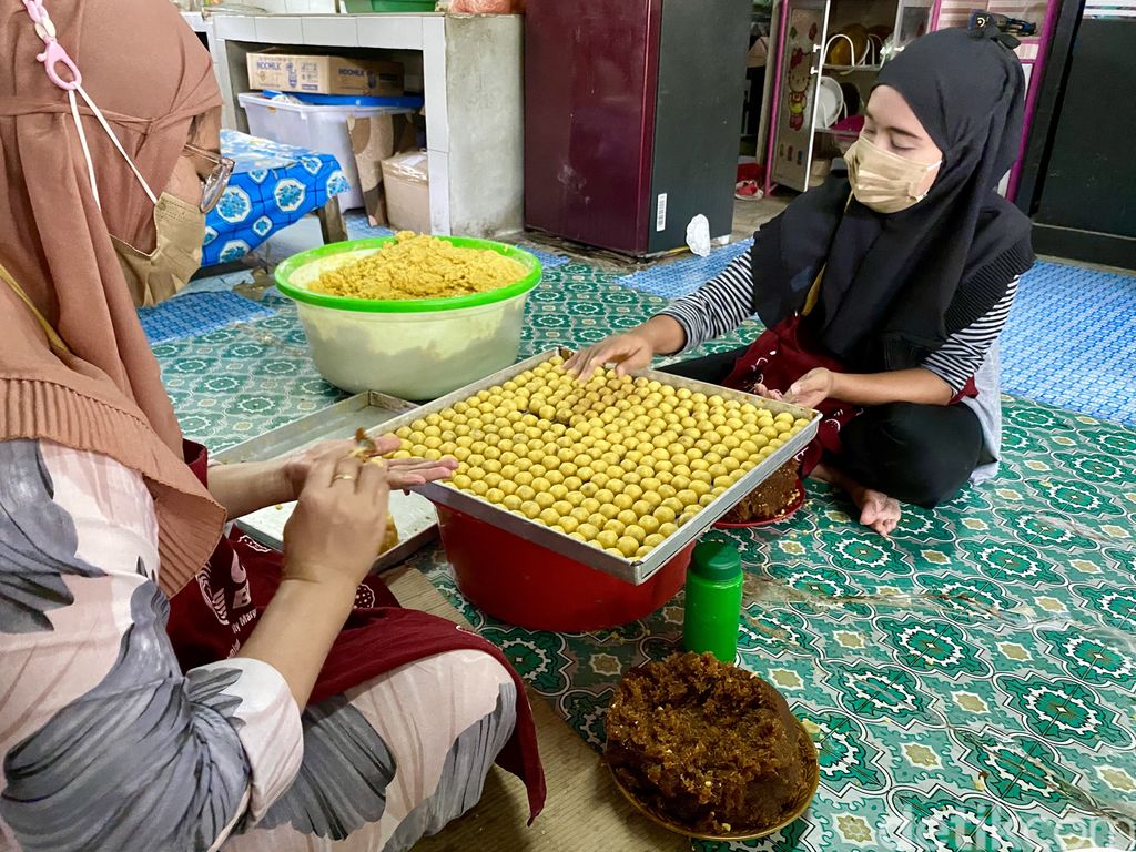 Dewi cake di Tangerang bisa meraup omzet sampai Rp 300 juta setiap momen Lebaran.