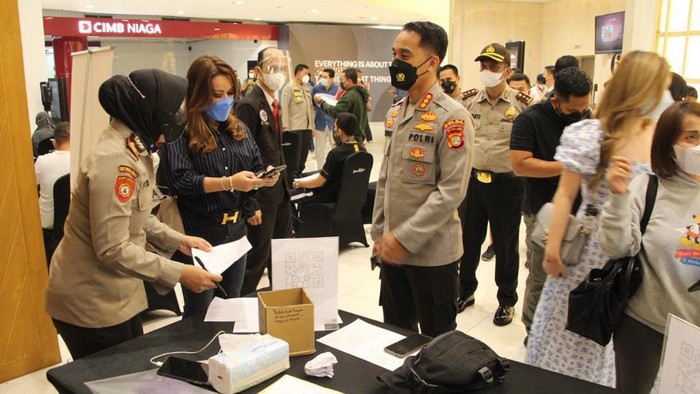 Direktorat Pamobvit Polda Metro Jaya melaksanakan gerai Vaksin Presisi di Mall Plaza Senayan Jakpus, Sabtu (23/4/2022).