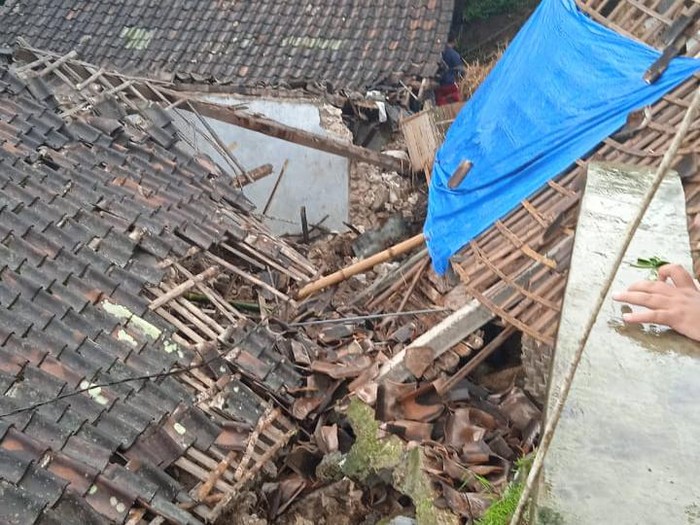 Dua rumah di Kecamatan Bulukerto, Wonogiri, tertimpa longsor, Sabtu (23/4/2022).